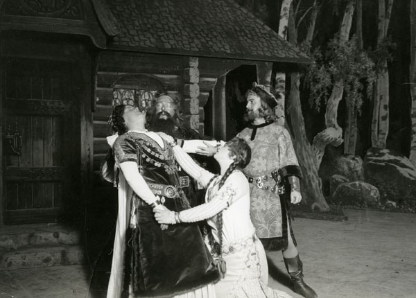 Gillet på Solhaug. Scenbild ur Kungl. Operans uppsättning från 1908. (Musikverket)